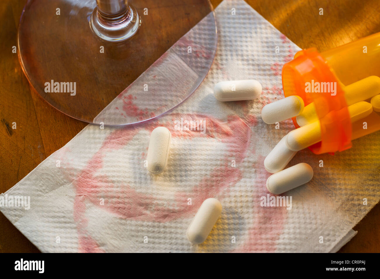 Pills versarsi sul tovagliolo, studio shot Foto Stock