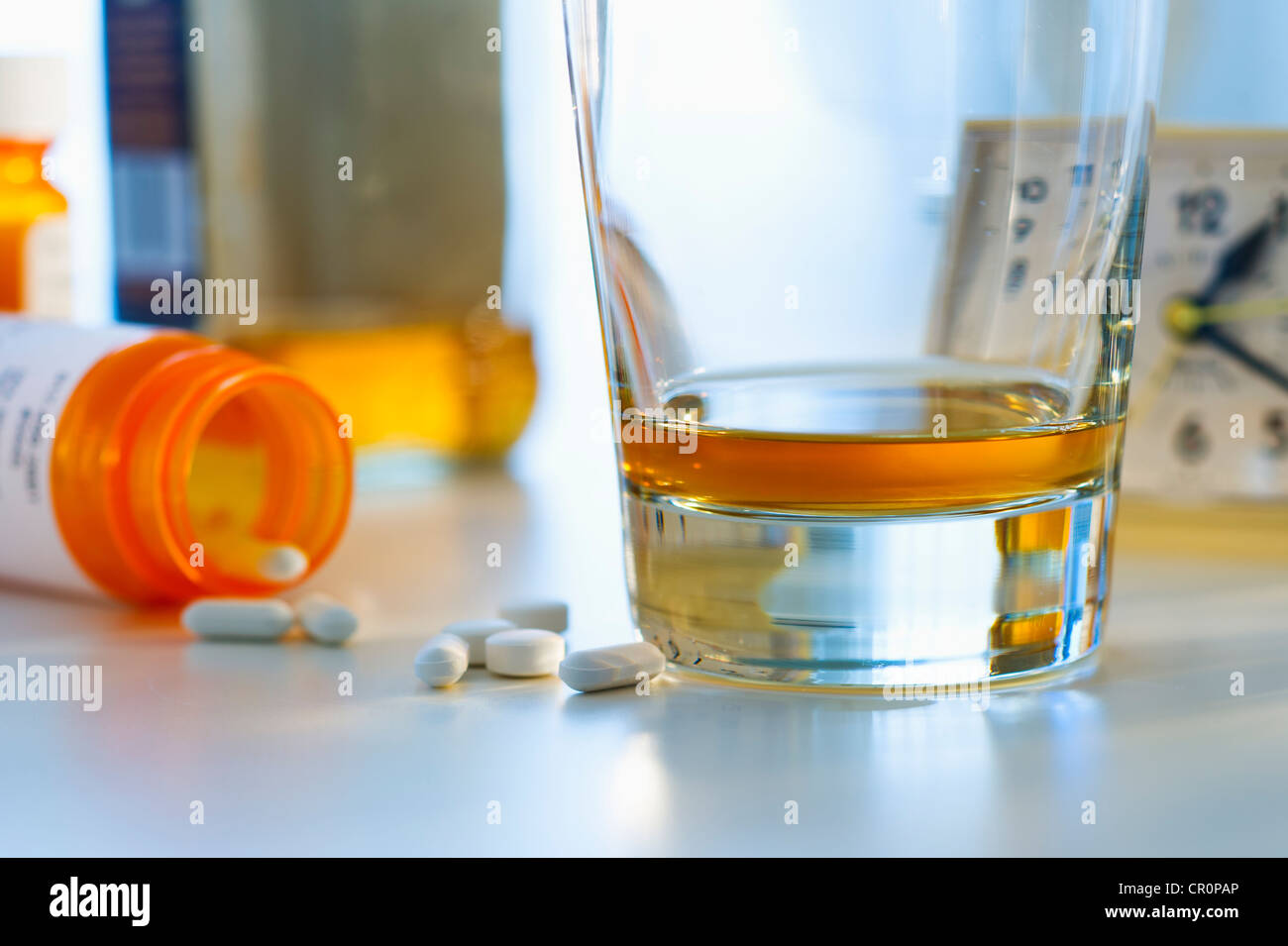 Pillole e alcol, studio shot Foto Stock