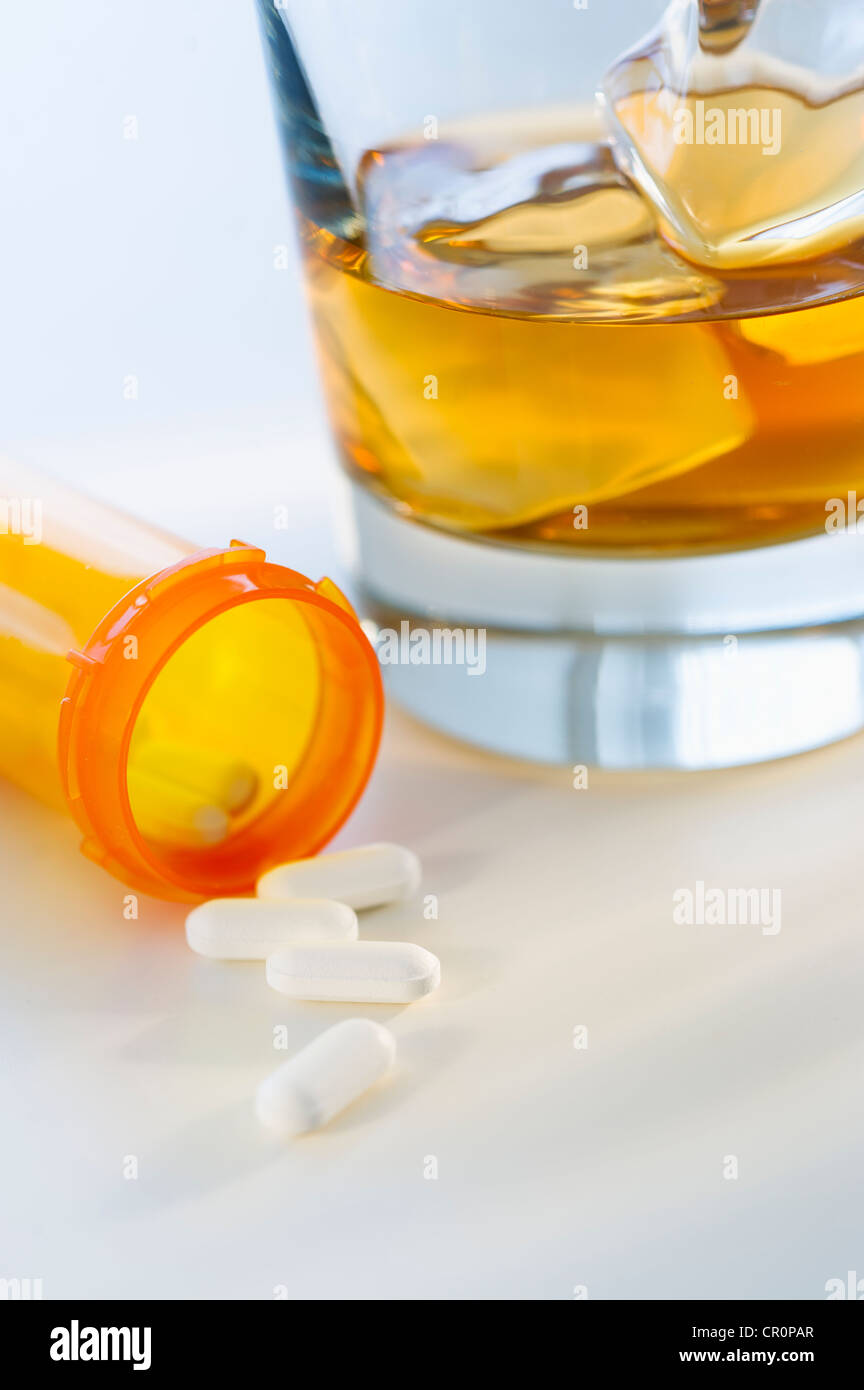 Pillole e alcol, studio shot Foto Stock