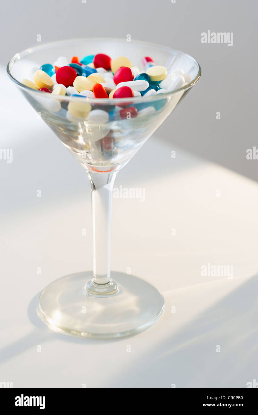 Martini di vetro riempita con le pillole, studio shot Foto Stock