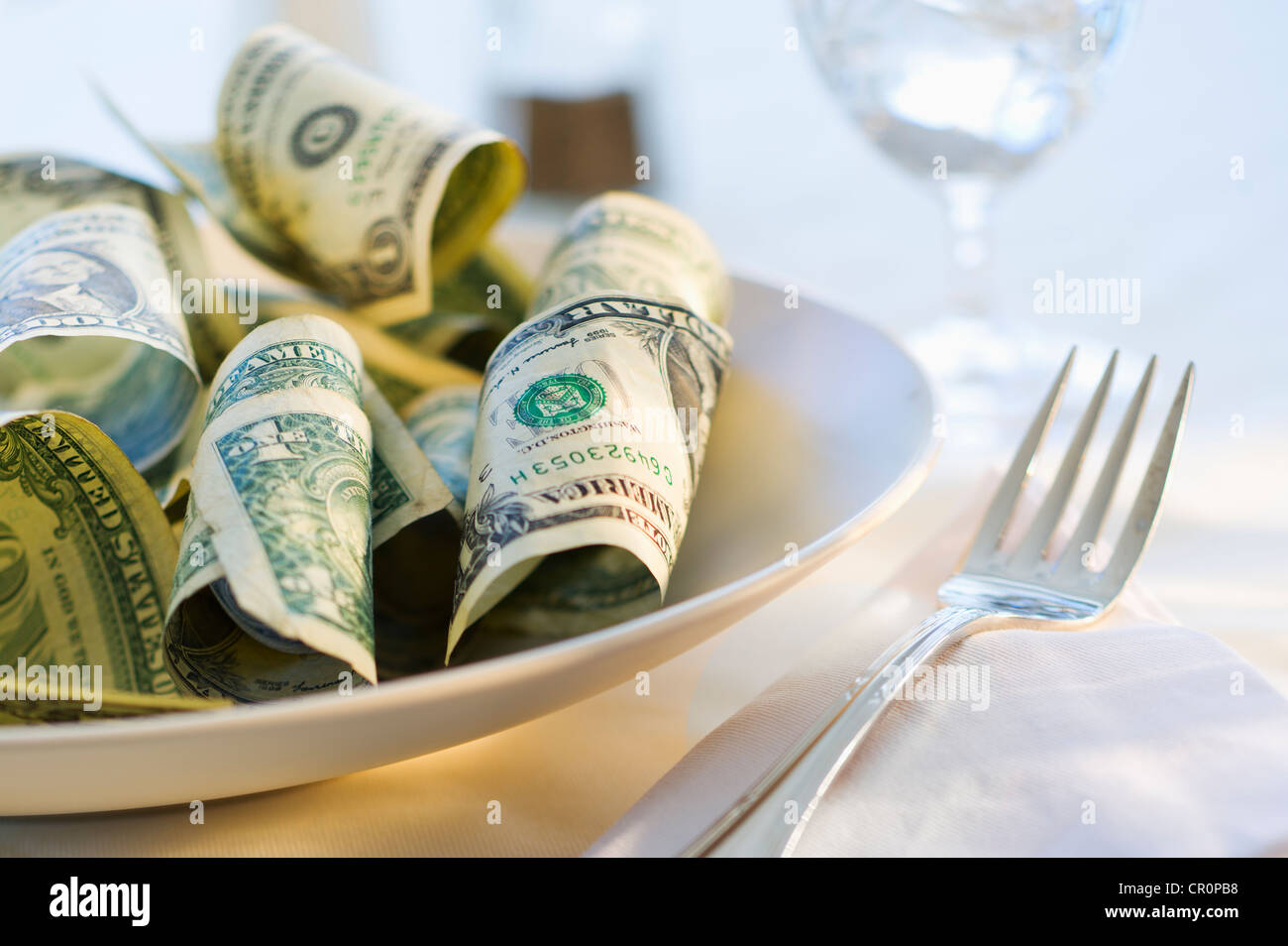 Carta moneta sulla piastra di cena, studio shot Foto Stock