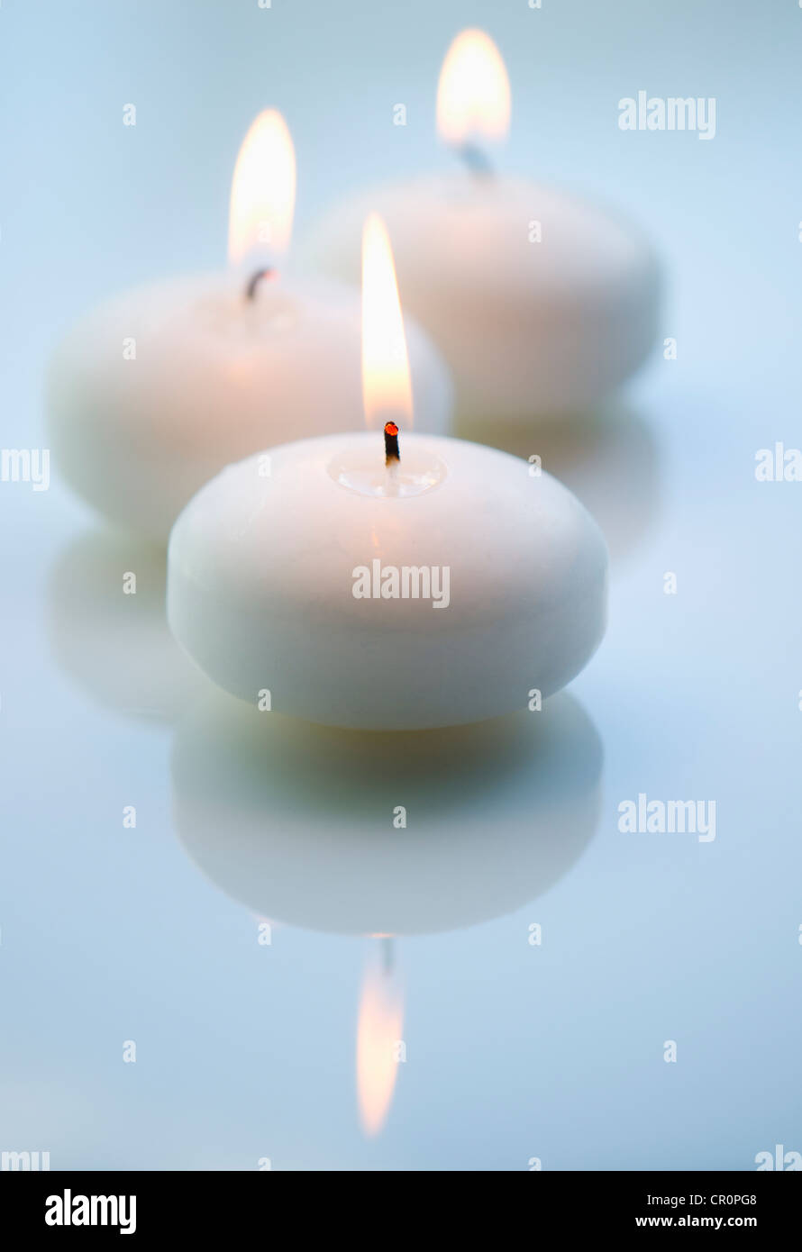 Studio shot di candele bianche Foto Stock