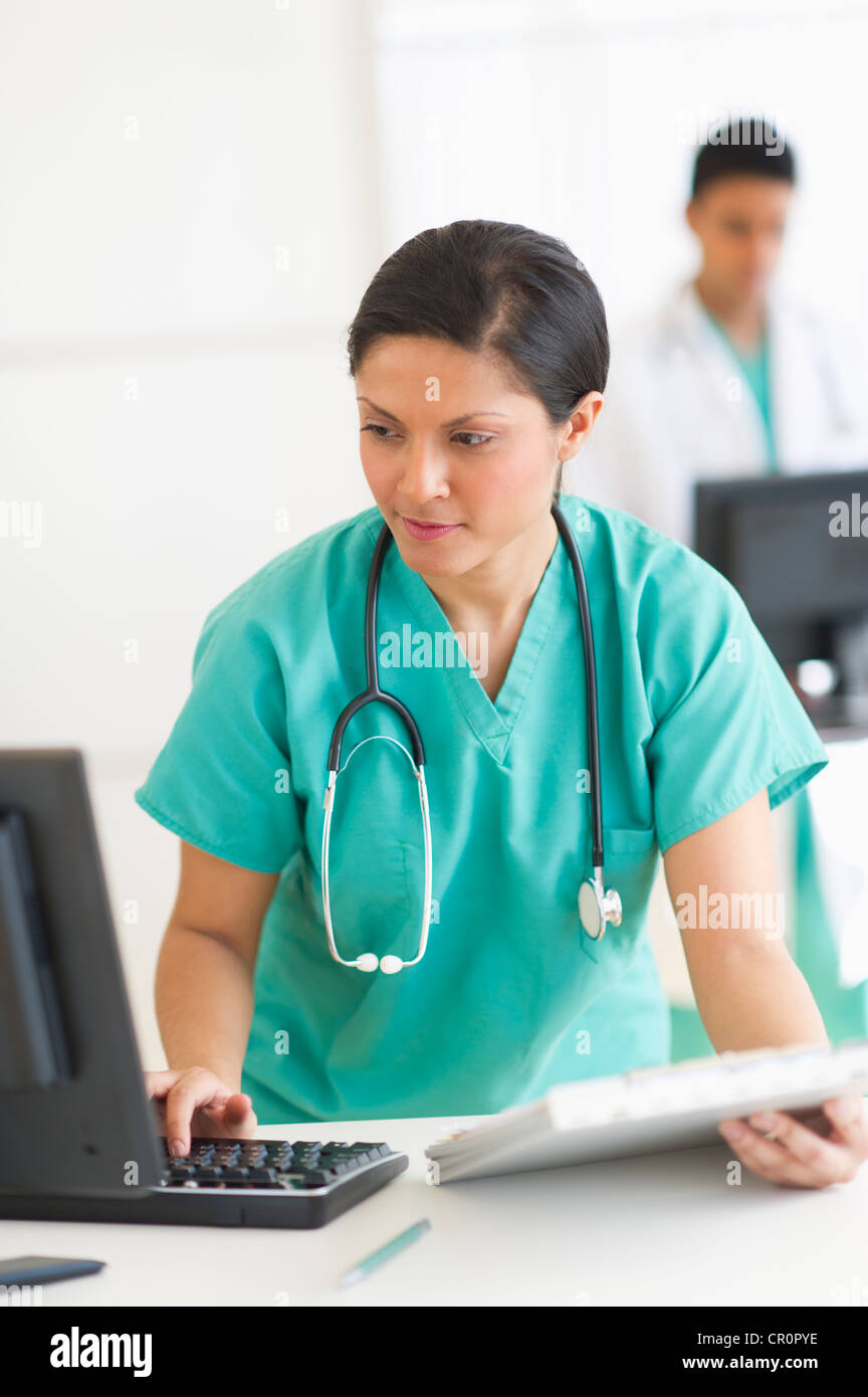 Stati Uniti d'America, New Jersey, Jersey City, medici lavorano su computer Foto Stock