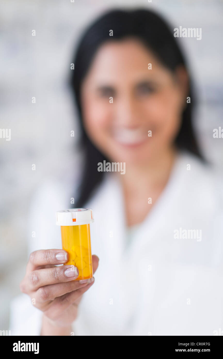 Stati Uniti d'America, New Jersey, Jersey City, mano del farmacista azienda pillola bottiglia Foto Stock