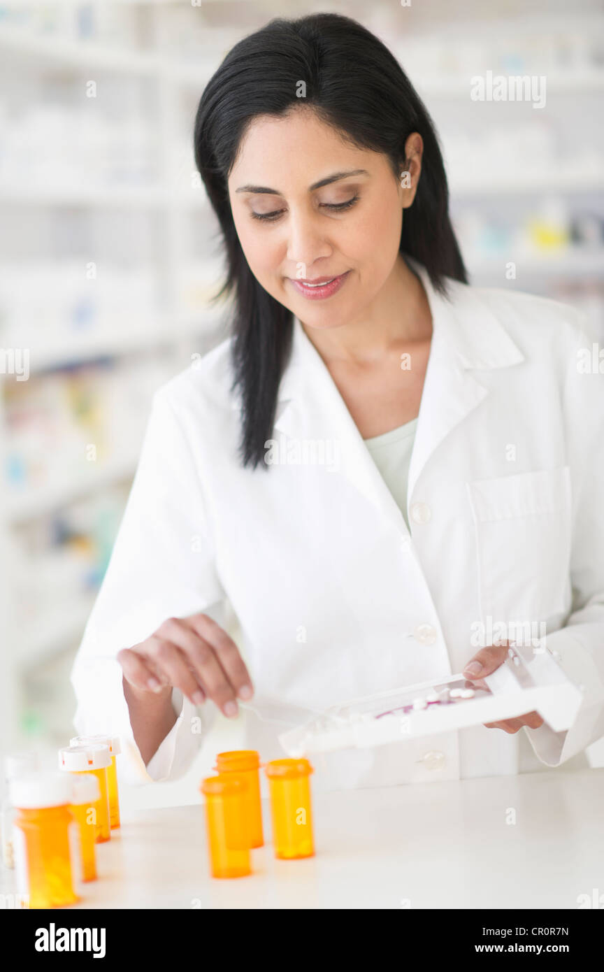 Stati Uniti d'America, New Jersey, Jersey City, il farmacista prepara i medicinali Foto Stock
