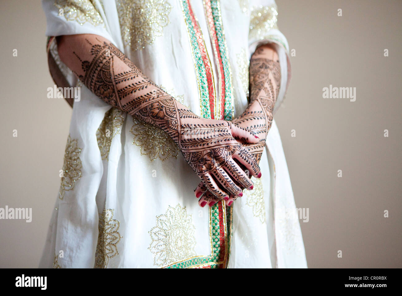 La donna caucasica con un tradizionale matrimonio indiano di abbigliamento e di Henna Tattoos. Foto Stock