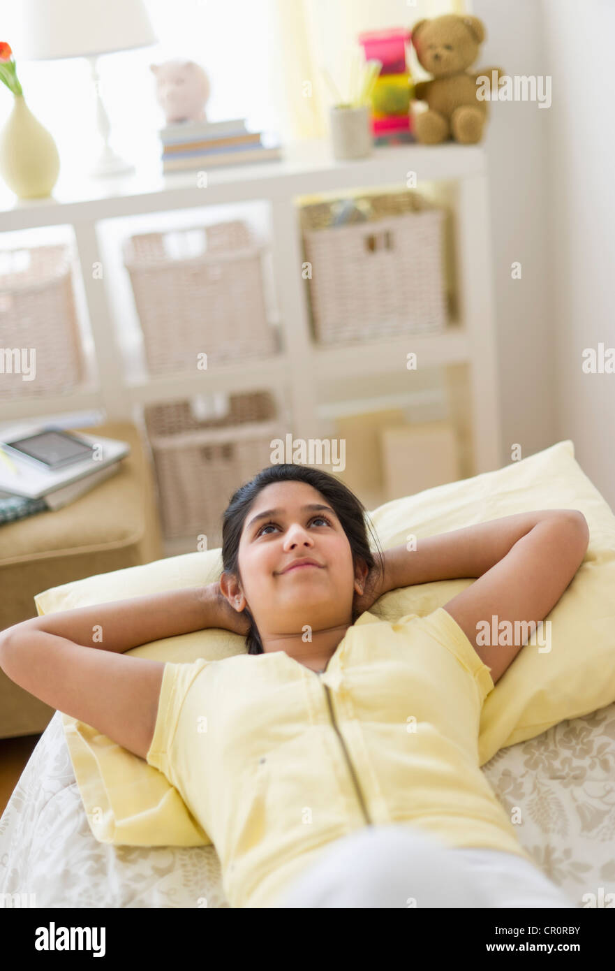Stati Uniti d'America, New Jersey, Jersey City, ragazza (12-13) giacente sul letto Foto Stock