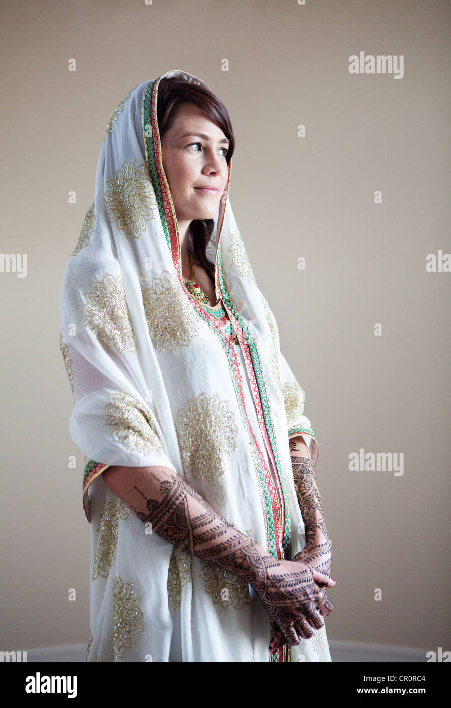 La donna caucasica con un tradizionale matrimonio indiano di abbigliamento e di Henna Tattoos. Foto Stock
