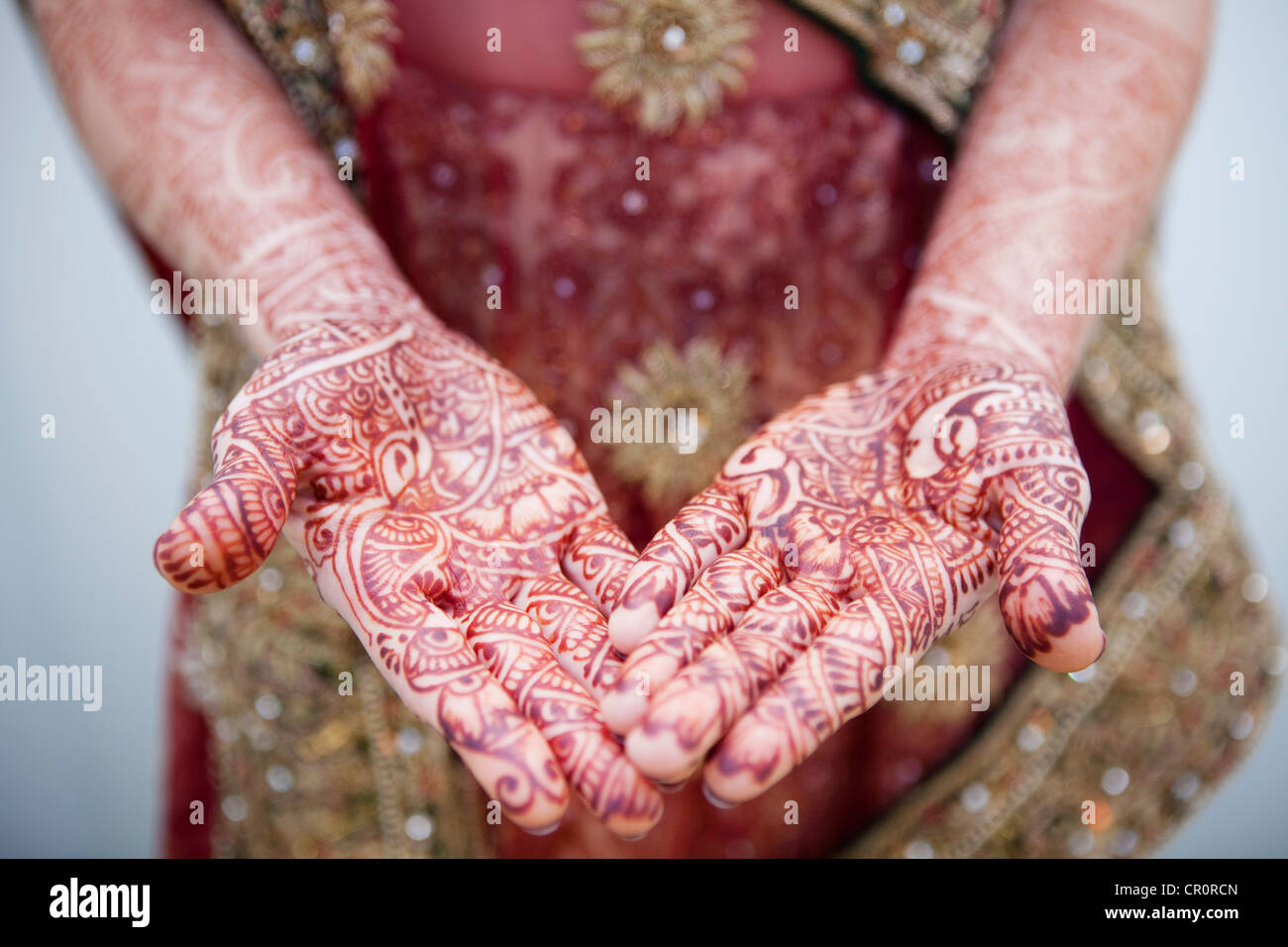 La donna caucasica con Indian Henna Tattoos sulle mani Foto Stock