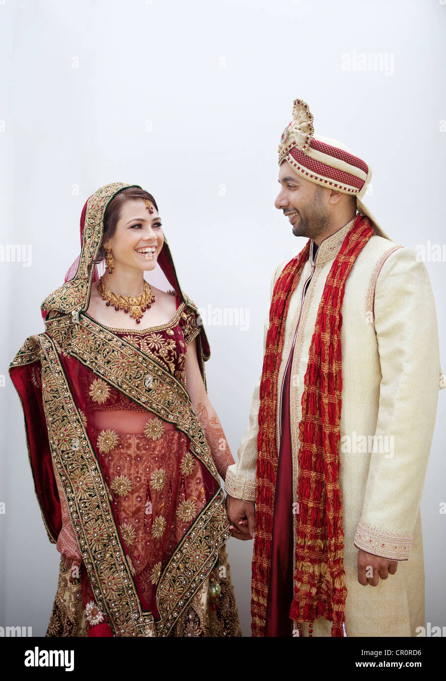 Sposa e lo sposo in indiana tradizionale abbigliamento per matrimoni Foto Stock