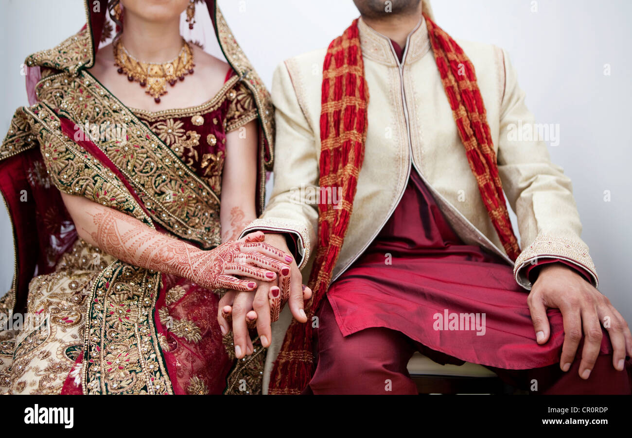 Sposa e lo sposo in indiana tradizionale abbigliamento per matrimoni Foto Stock