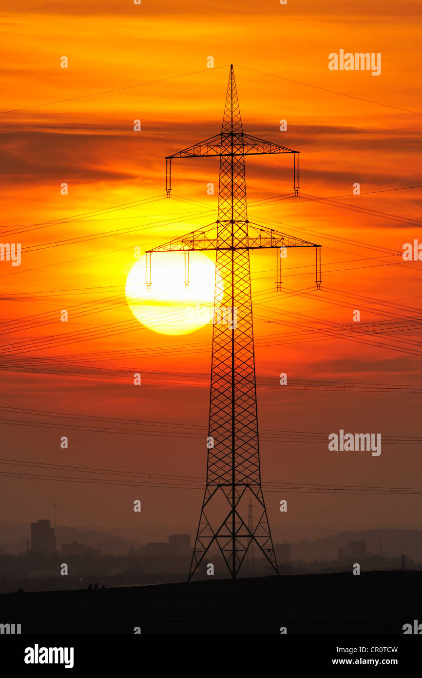 Linee di trasmissione di potenza elettrica, elettricità pilone, con il sole che tramonta, Beinstein vicino a Stoccarda, Baden-Wuerttemberg Foto Stock