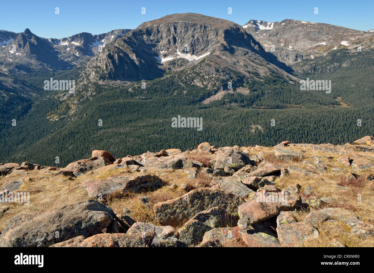 Vista di Hayden guglia, Terra Tomah Mountain e Monte Ida, da sinistra a destra dal Trail Ridge Road, Parco Nazionale delle Montagne Rocciose Foto Stock