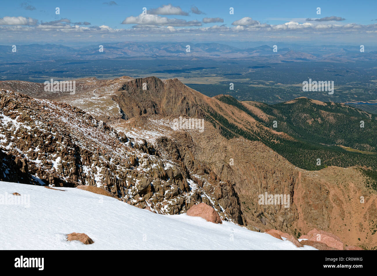 Vista dalla vetta del Pikes Peak o America's Mountain, 4301 metri, luccio Foresta Nazionale sul retro, Colorado Springs, Colorado Foto Stock