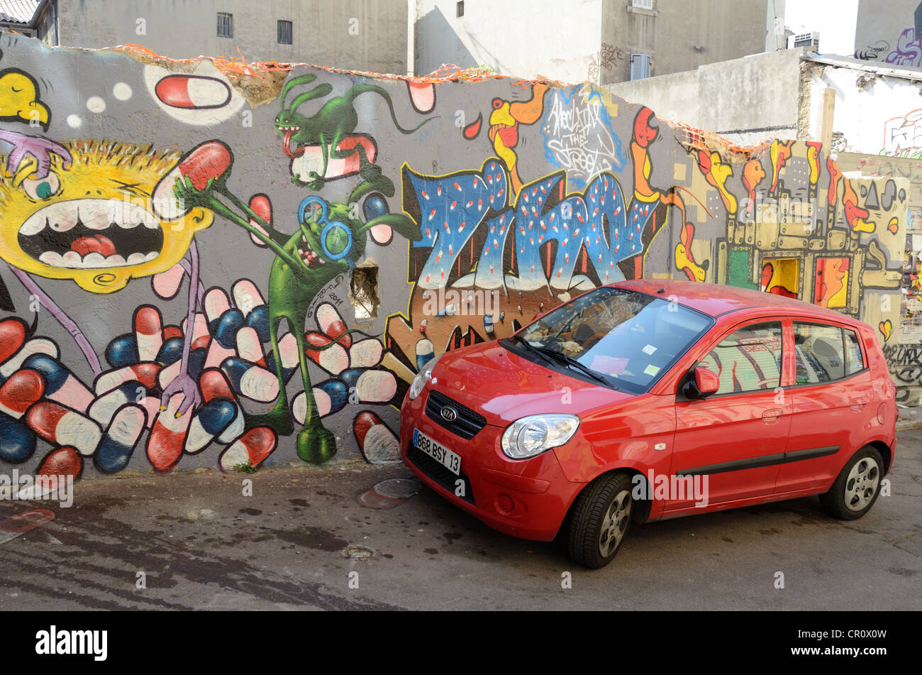 Red Kia auto e muro di graffiti Cours Julien Marsiglia Francia Foto Stock