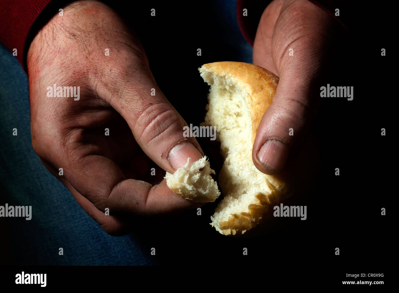 La povertà, la fame e la miseria in ultimo il pane in mano il concetto della fame Foto Stock