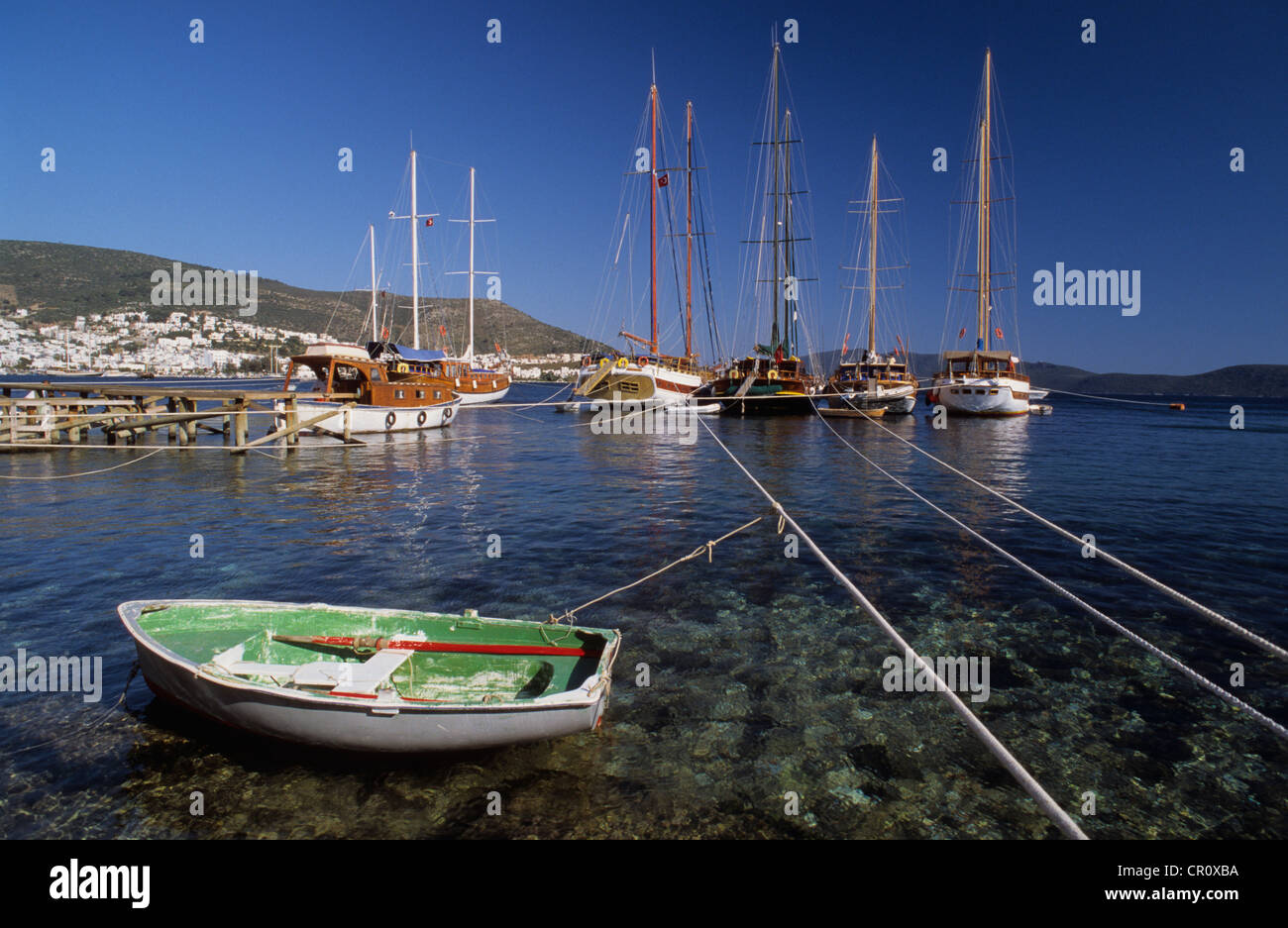 La Turchia, regione del Mar Egeo, Bodrum, canotto in porto Foto Stock