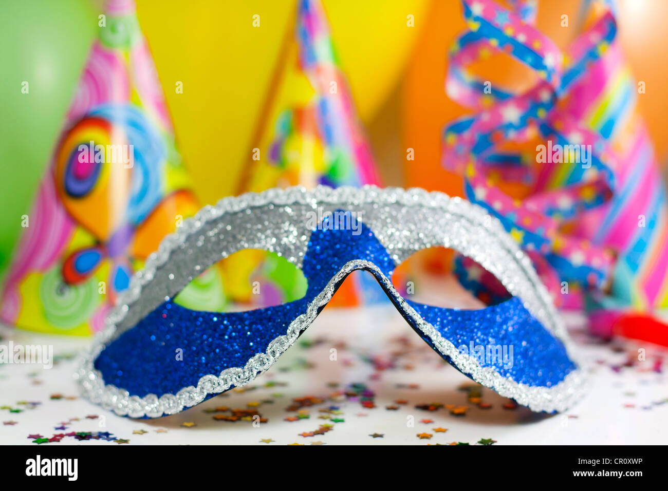 Felice anno nuovo sfondo con maschera di Carnevale serpentine di coriandoli  e palloncini Foto stock - Alamy