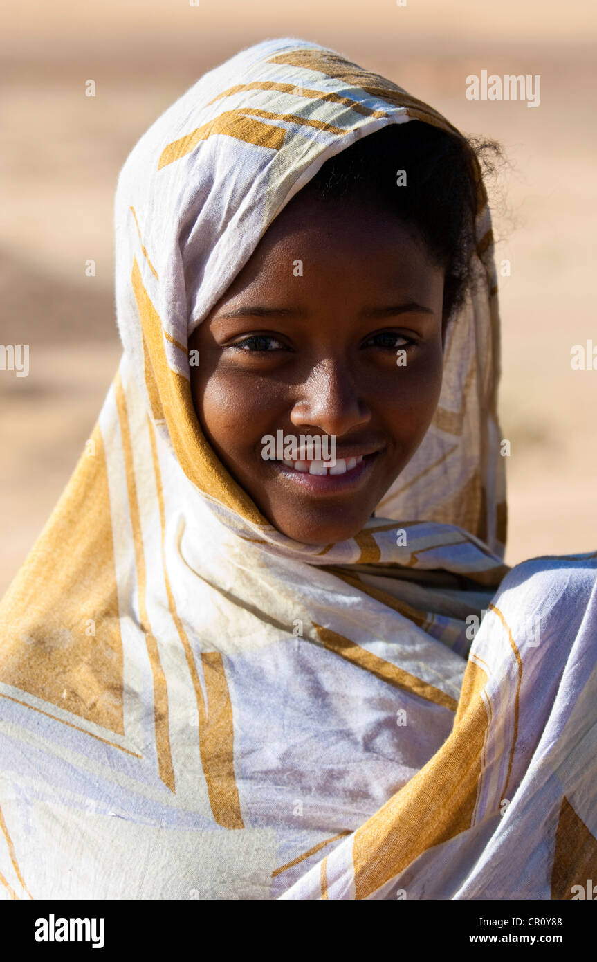 La Mauritania, Regione di Adrar, Faraoun, ritratto di una giovane donna di nomadi di origine moresca nel deserto di Tamachanet Foto Stock