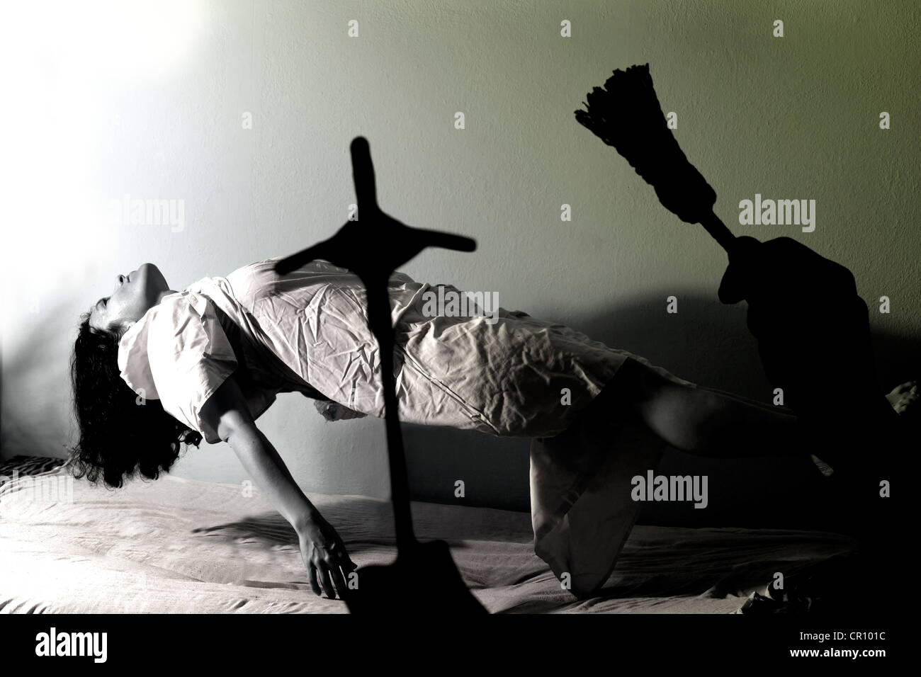 Esorcismo di exorcist, levitazione e donna posseduto dal demonio Foto Stock