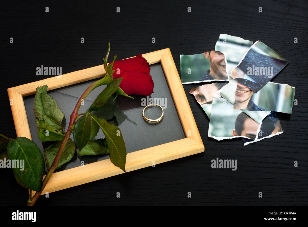 Amore perduto e in attesa per il prossimo concetto sfondo con una rosa rossa e anello di fidanzamento Foto Stock