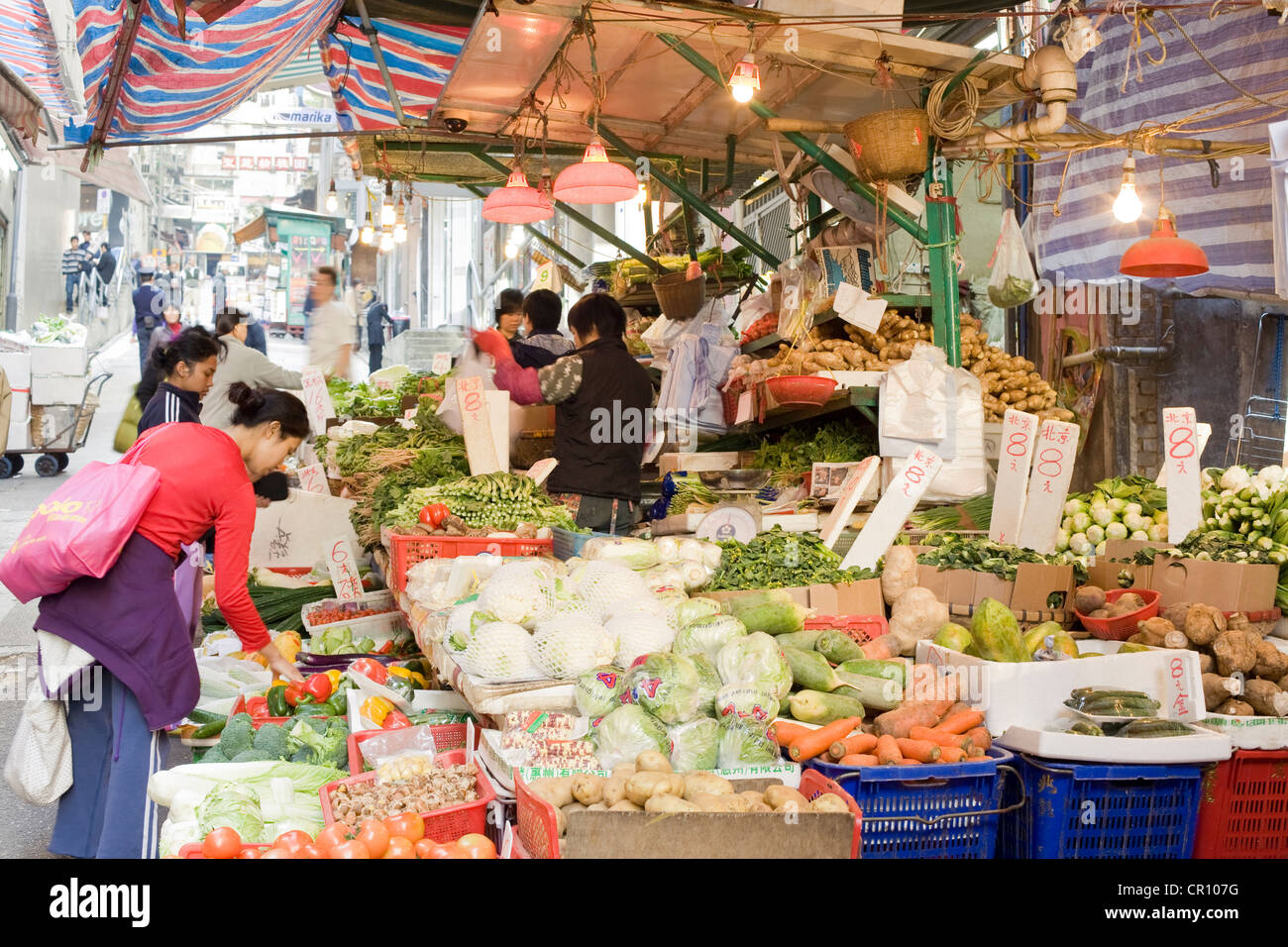Cina, Hong Kong, il distretto centrale, mercato all'aperto, la frutta e la verdura shop Foto Stock