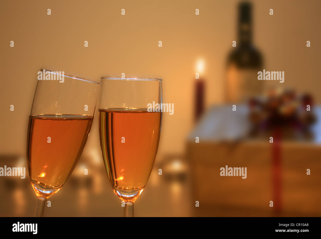 Due bicchieri di vino champagne e omaggio sul consenso il concetto di amore Foto Stock