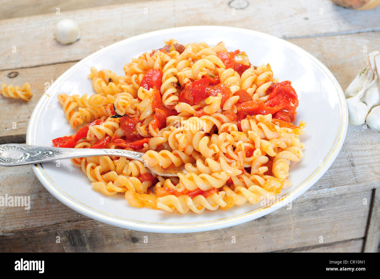 Un piatto di pasta cotta - fusili con salsa di pomodoro e peperone Foto Stock