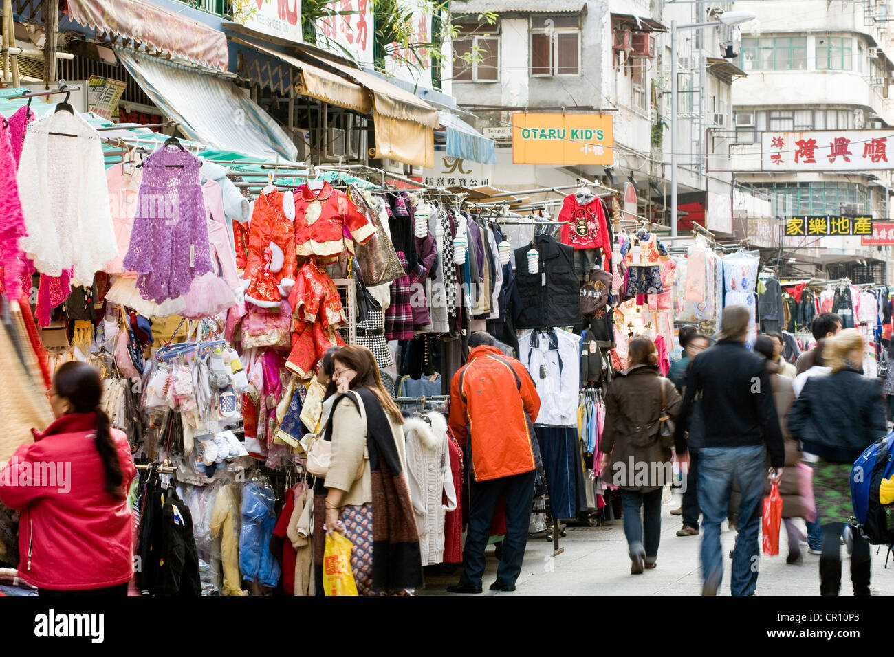 Cina, Hong Kong Kowloon, Bowring St, mercato di vestiti Foto Stock