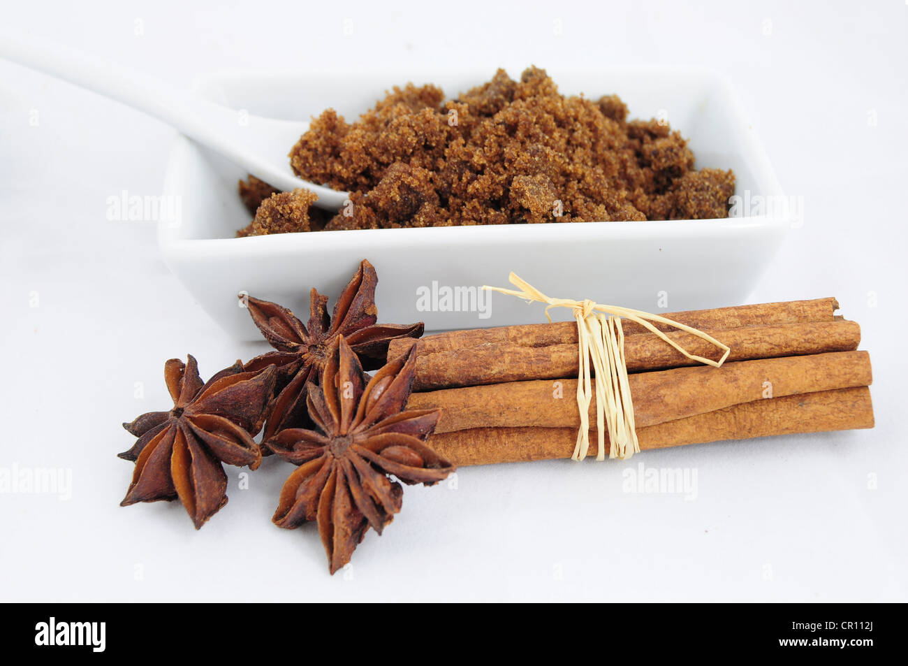 Ingredienti dolci - lo zucchero di canna, bastoncini di cannella e anice Foto Stock