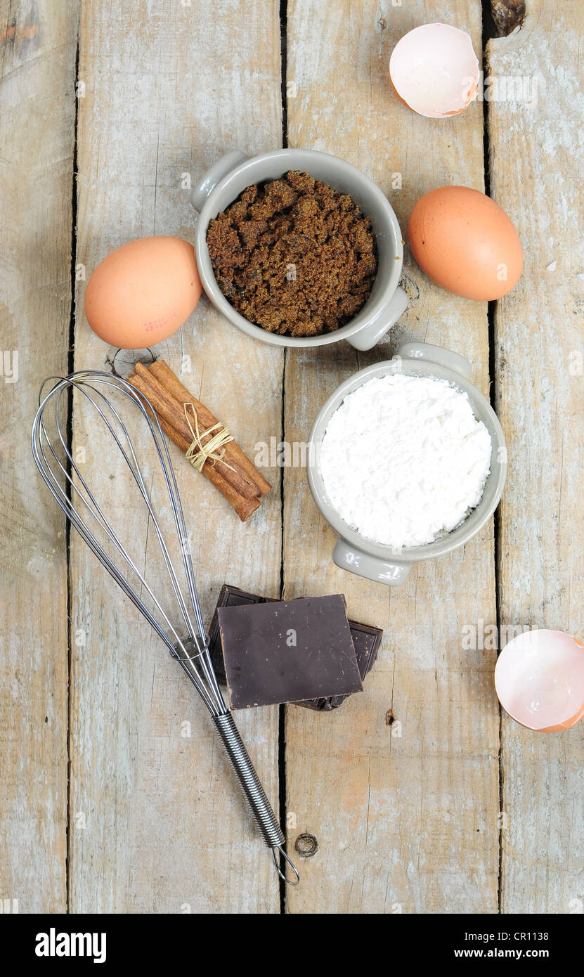 Ingredienti per la torta - la farina, lo zucchero di canna, uova, cioccolato, cannella Foto Stock