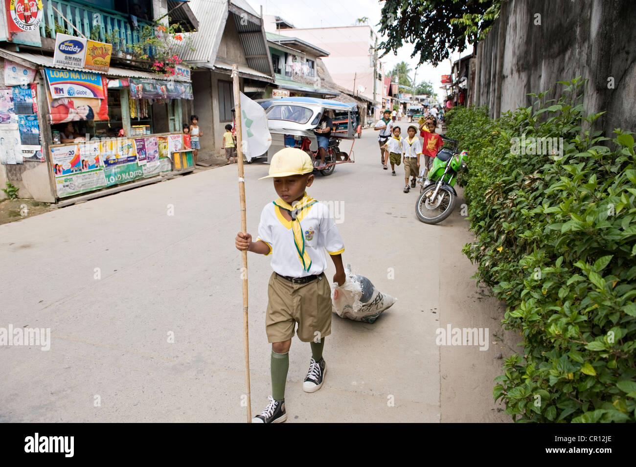 Filippine, isola di Palawan, El Nido, schoolboy pulizia della città Foto Stock