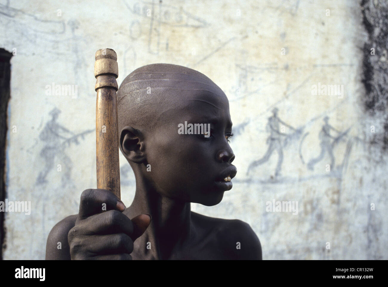 Un ragazzo Dinka a malapena in grado di stare in piedi a causa di fame di Thiet alimentazione di camp in sud Sudan Foto Stock