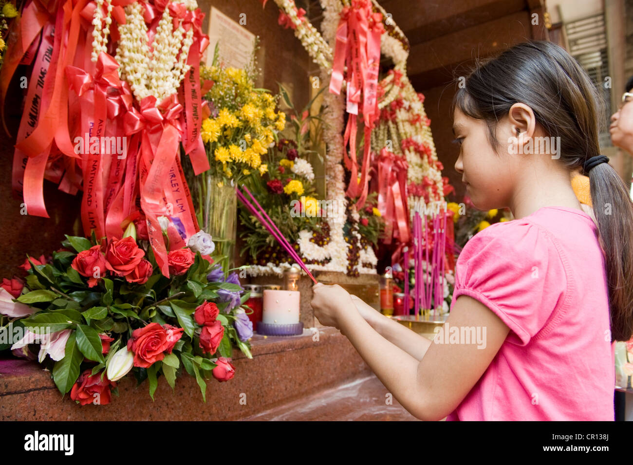 Filippine, isola di Luzon, Manila, Chinatown, il piccolo tempio sulle strade Foto Stock