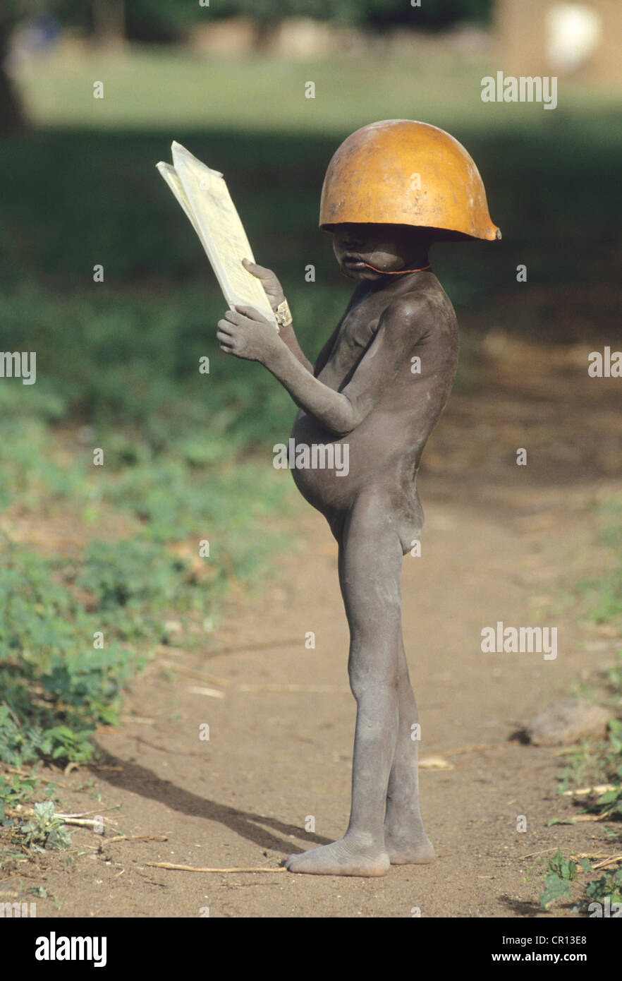 Un Dinka bambino e la coppa di alimentazione a Thiet alimentazione di camp in Sudan meridionale. Foto Stock