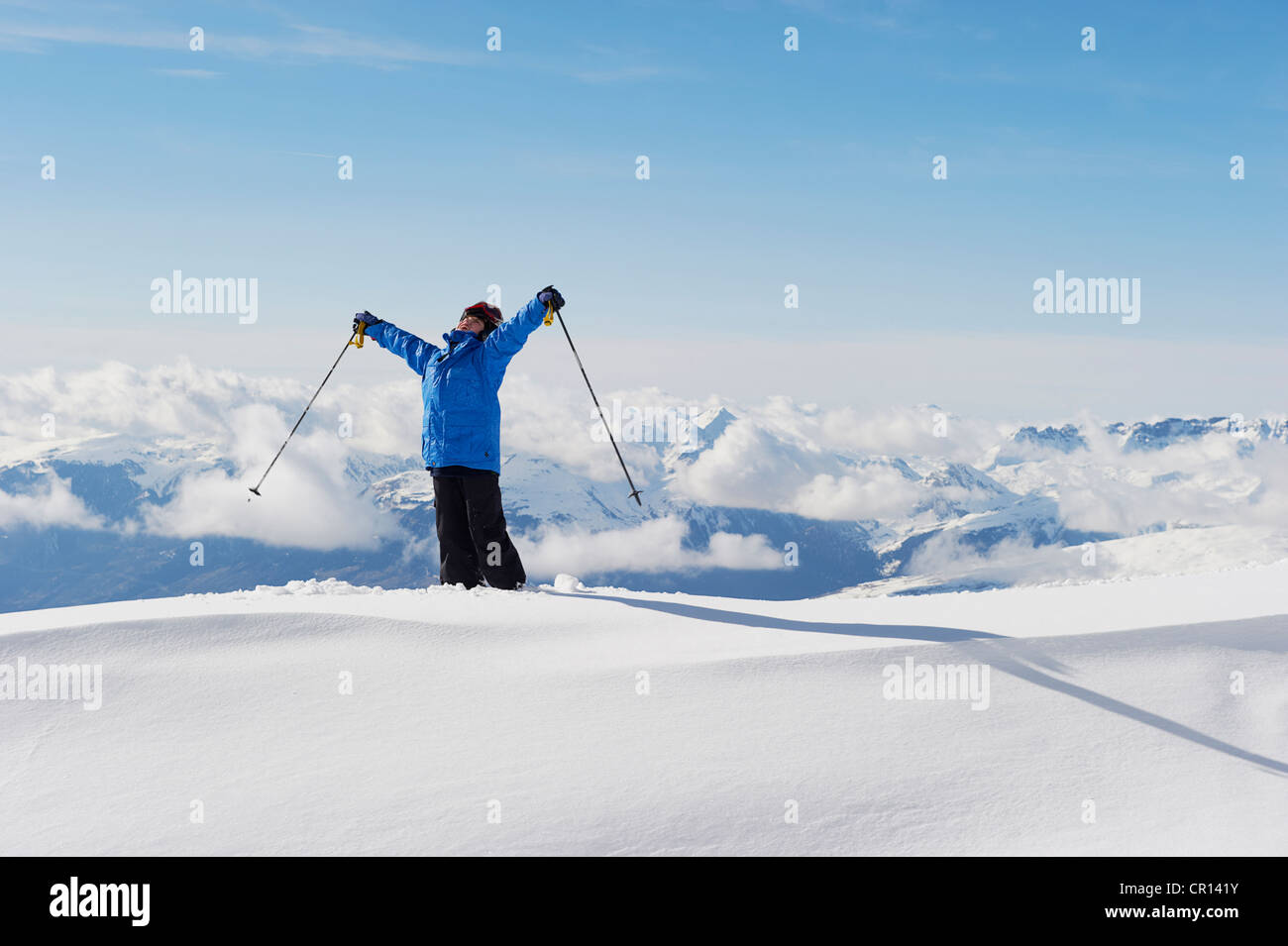 Ragazzo holding bastoncini da sci nella neve Foto Stock