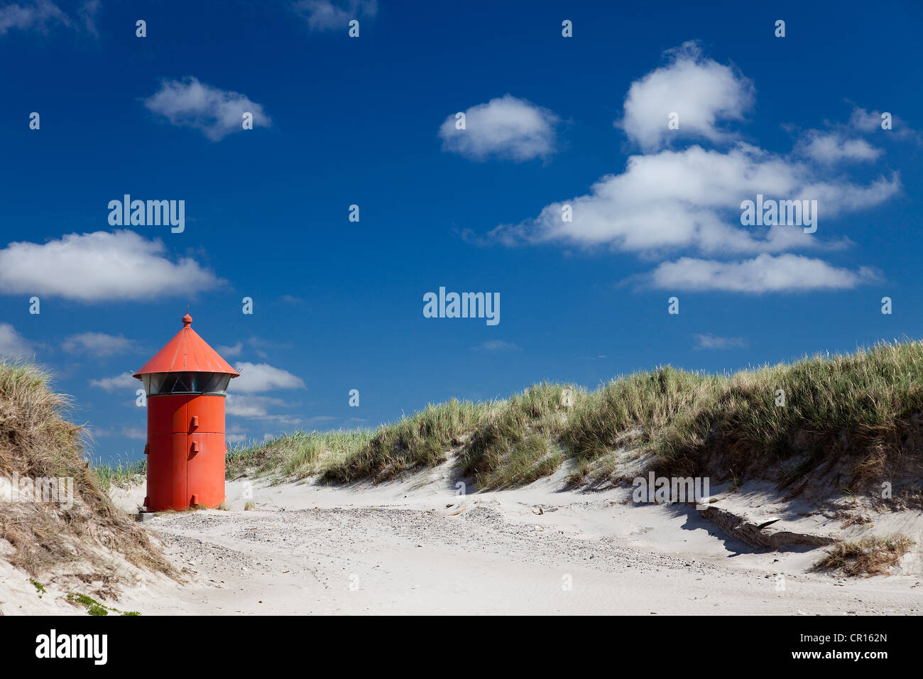 Faro rosso piccolo nelle dune vicino Agger Tange, nello Jutland, Danimarca, Europa Foto Stock