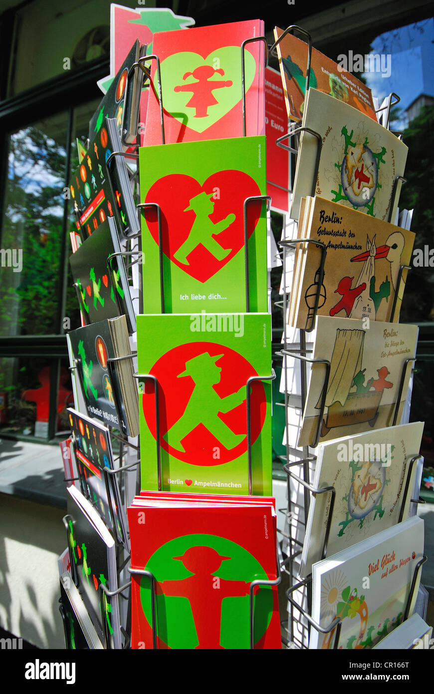 Berlino, Germania. Ampelmann cartoline al Ampelmann Galerie shop dell'Hackesche Hofe (quartiere Mitte). 2012. Foto Stock