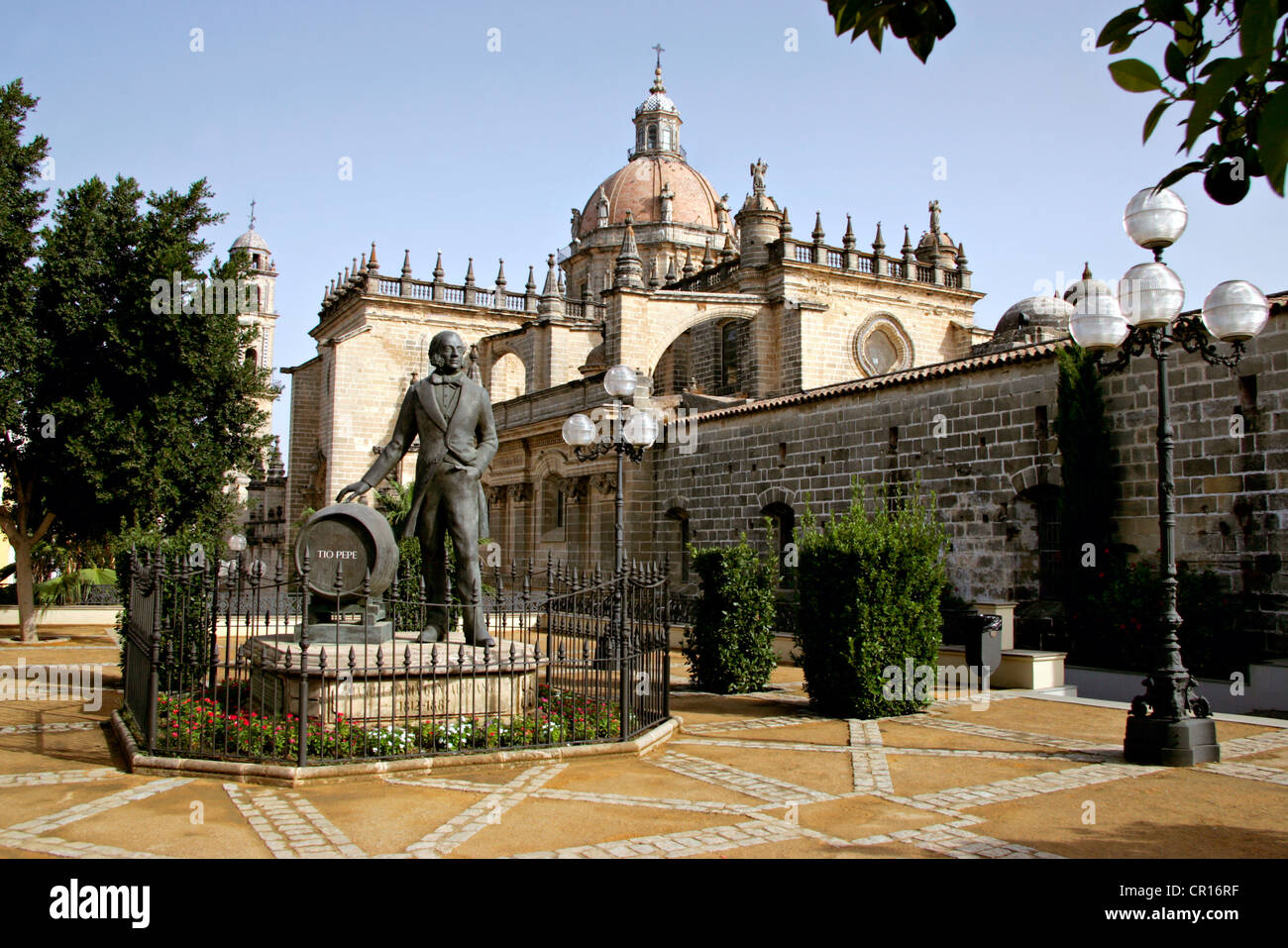 Spagna, Andalusia, Jerez de la Frontera, la cattedrale e la statua di Tio Pepe Foto Stock