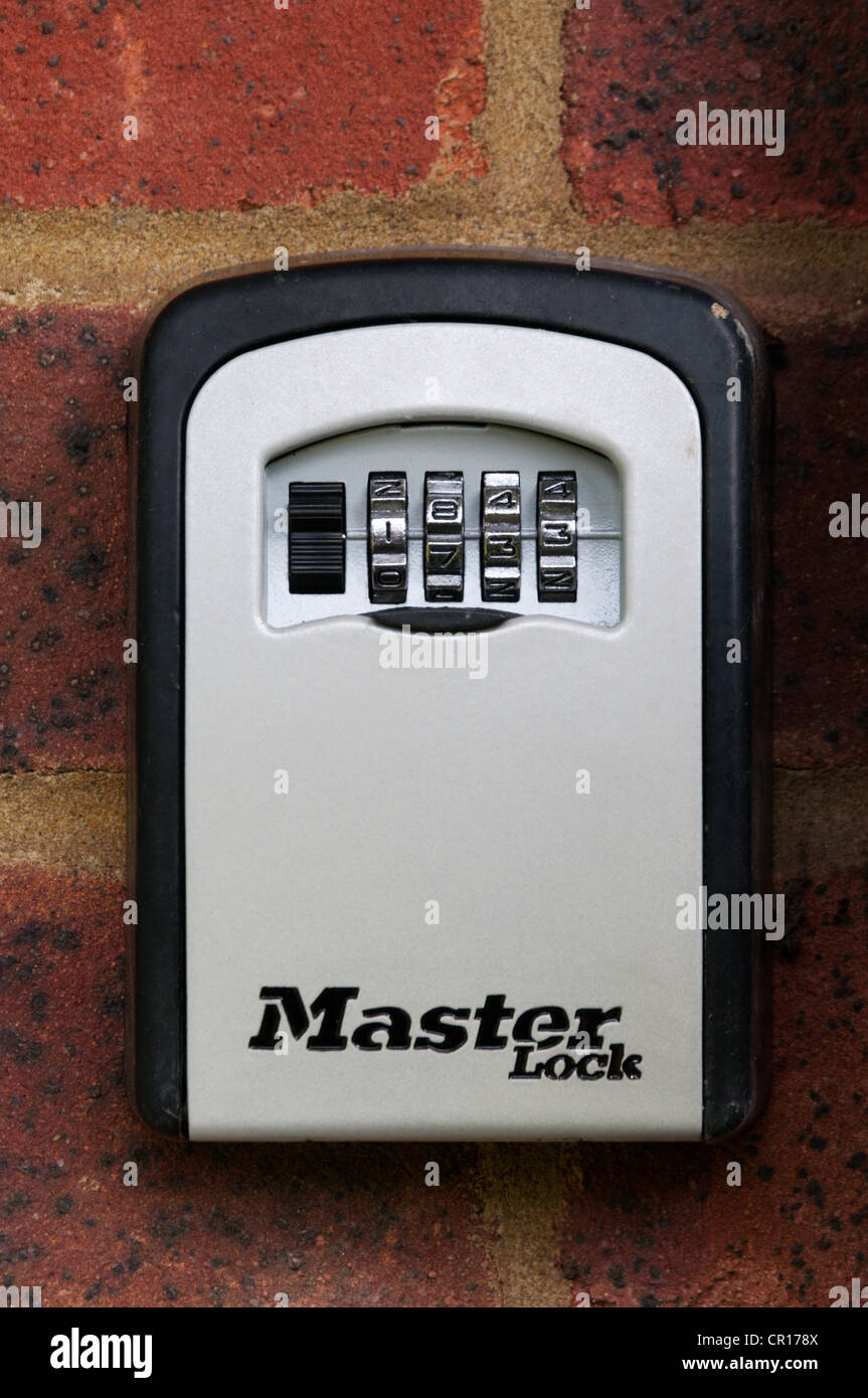 Un Master Lock keysafe consente a un operaio per accedere ad una persona anziana di bungalow in caso di emergenza. Foto Stock