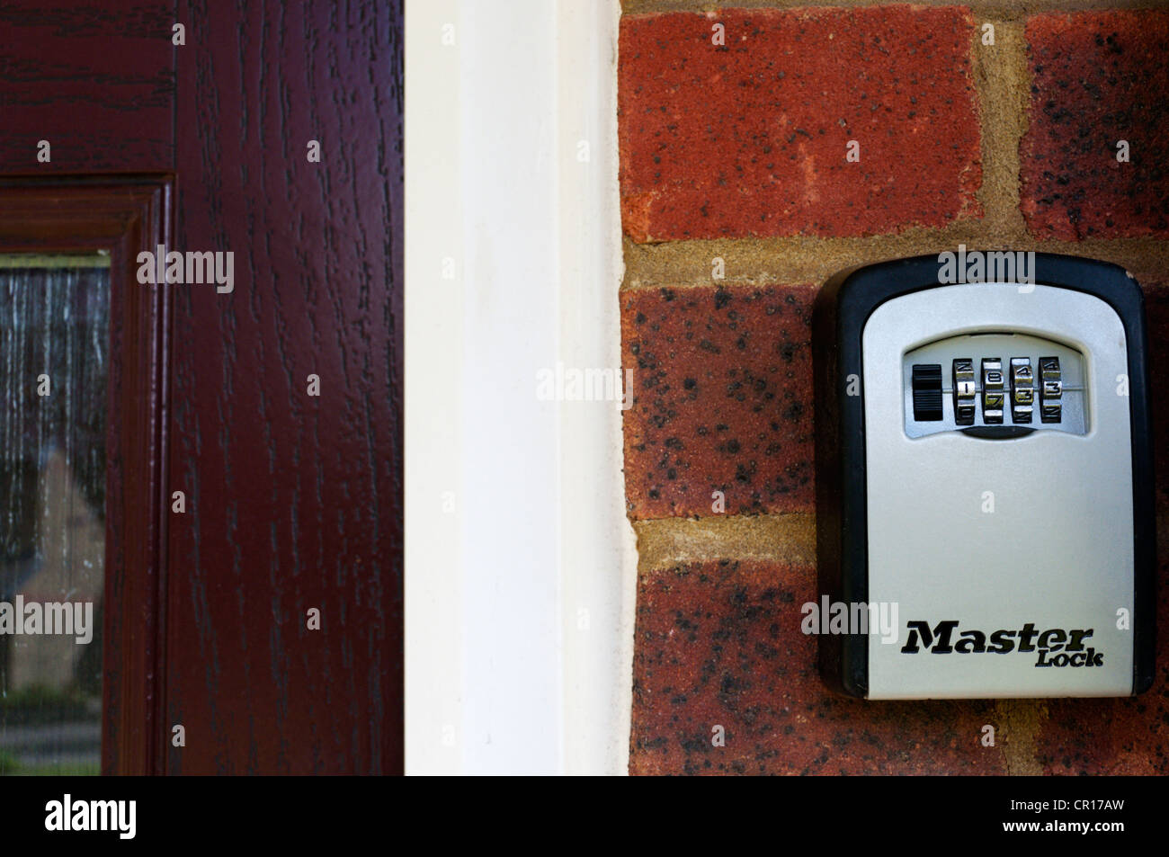Un Master Lock keysafe consente a un operaio per accedere ad una persona anziana di bungalow in caso di emergenza. Foto Stock