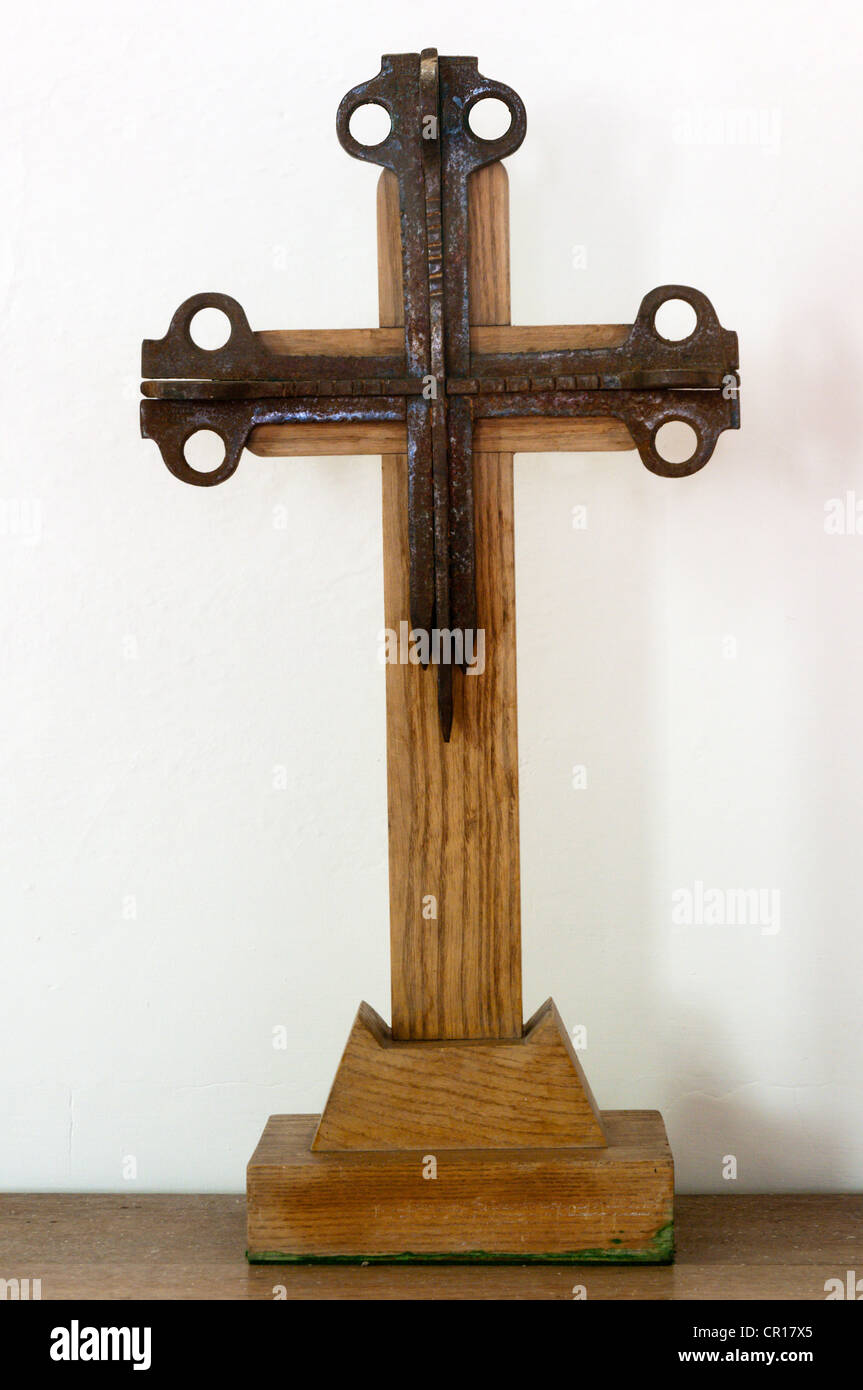 Una croce di St Patrick, Patterdale fatti di chiodi e di assi di ghiaccio dallo scultore Josefina de Vasconcellos. Foto Stock