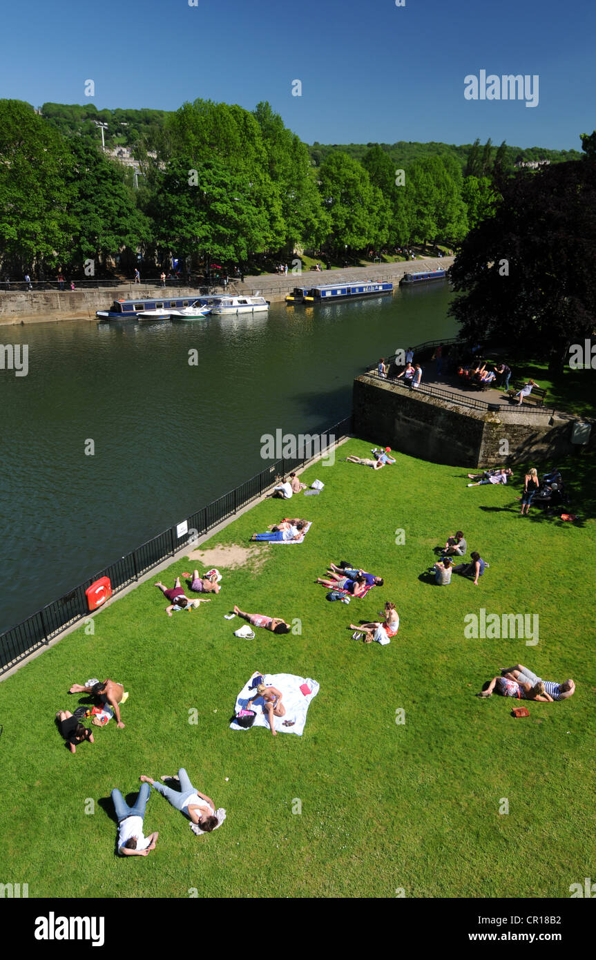 Parade Gardens Park e il fiume Avon a Bath, Somerset, Inghilterra, Regno Unito Foto Stock