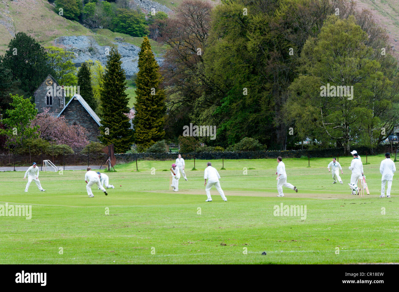 Villaggio Patterdale cricket club a giocare a la loro terra nel Lake District inglese. Foto Stock