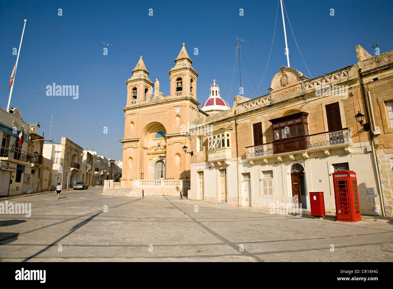 Malta, Costa Meridionale, Marsaxlokk, la Chiesa di Nostra Signora di Pompei e un telefono in Inglese box Foto Stock