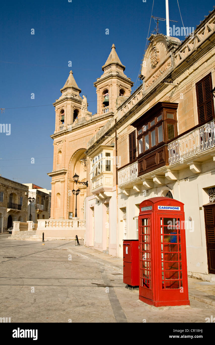 Malta, Costa Meridionale, Marsaxlokk, la Chiesa di Nostra Signora di Pompei e un telefono in Inglese box Foto Stock