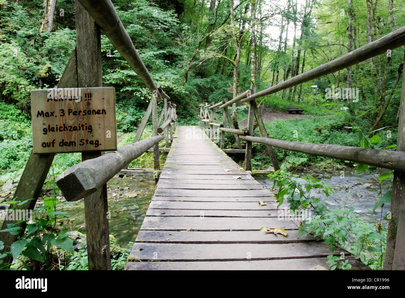 Un non molto sostenibile ponte di legno nel Gauchachschlucht gorge, una gola laterale del Wutachschlucht riserva naturale Foto Stock