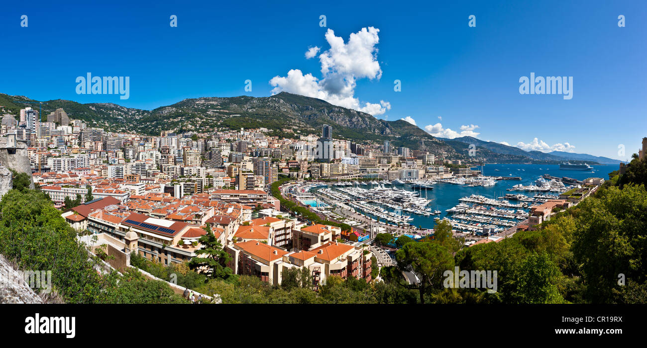 Affacciato sul porto di Monaco, Porto Ercole, Monte Carlo, il Principato di Monaco, Côte d'Azur, Mare Mediterraneo, Europa Foto Stock