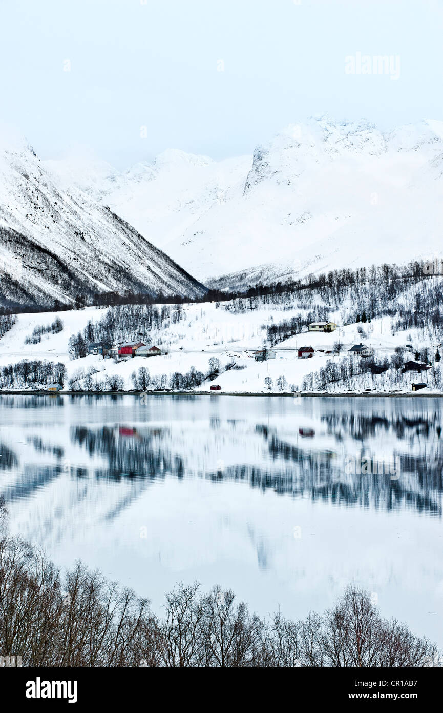 La gamma della montagna intorno a una baia Foto Stock