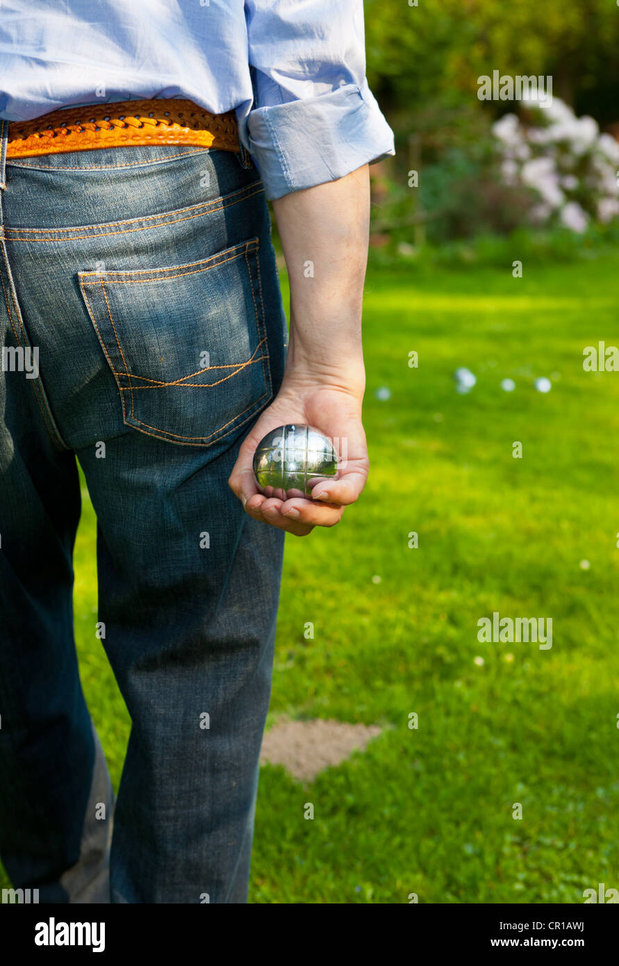 L'uomo giocando a bocce, petanque, preparando a lanciare, Hesse in Germania, Europa Foto Stock